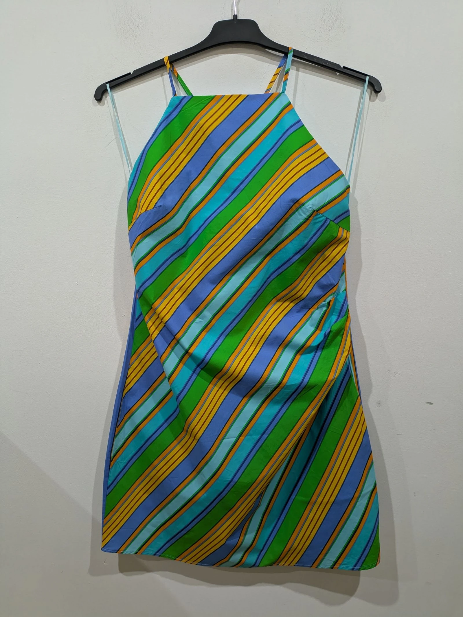 ¡Dale color a tu armario con este vestido corto ideal para el buen tiempo! ☀️ Talla M de Mango